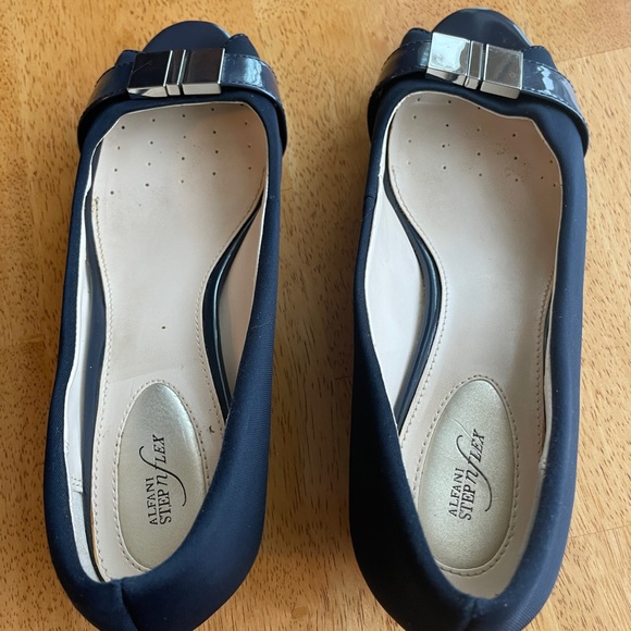 Elegant Navy Peep-Toe Heels with Bow Accent - Picture 5 of 7